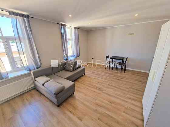 Фасадный дом, вход с улицы, лифт, лестничная клетка после косметического ремонта, Rīga