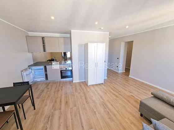 Фасадный дом, вход с улицы, лифт, лестничная клетка после косметического ремонта, Rīga