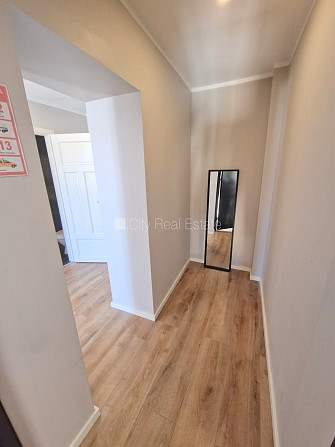 Fasādes māja, ieeja no ielas, ir lifts, kāpņu telpa pēc kosmētiskā remonta, logi vērsti uz Rīga - foto 11