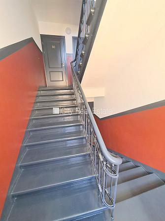 Fasādes māja, ieeja no ielas, ir lifts, kāpņu telpa pēc kosmētiskā remonta, logi vērsti uz Rīga - foto 16