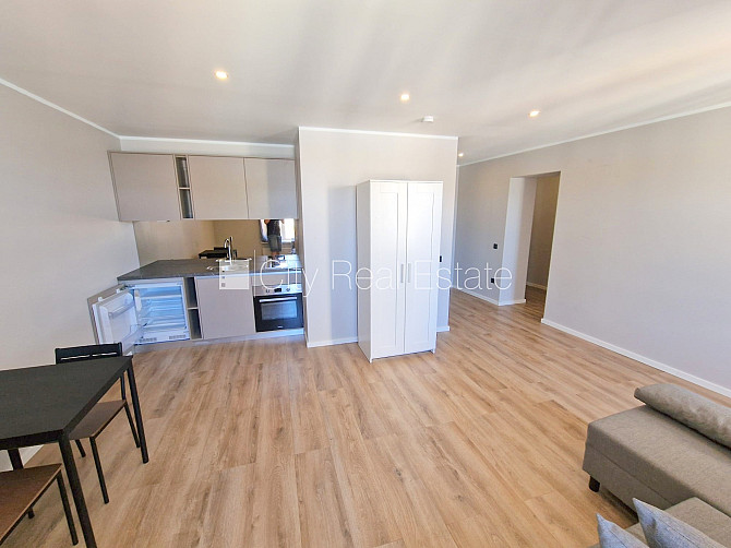 Fasādes māja, ieeja no ielas, ir lifts, kāpņu telpa pēc kosmētiskā remonta, logi vērsti uz Rīga - foto 3