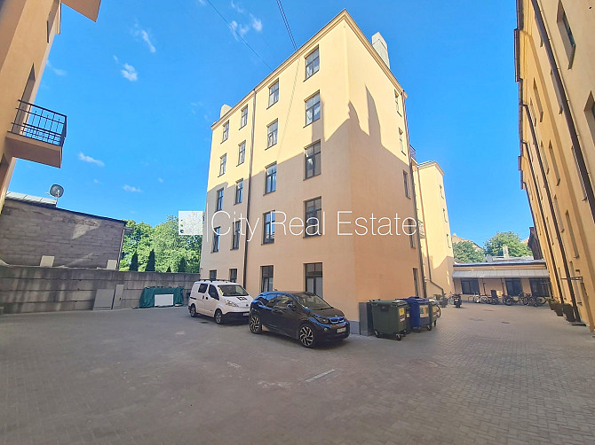 Fasādes māja, ieeja no ielas, ir lifts, kāpņu telpa pēc kosmētiskā remonta, logi vērsti uz Rīga - foto 17