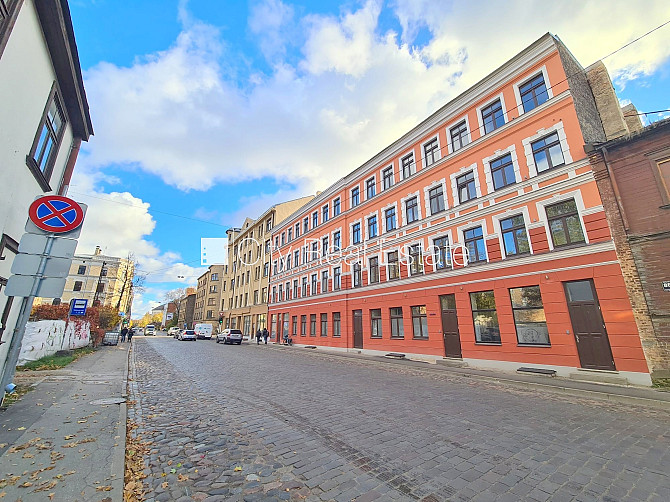 Fasādes māja, ieeja no ielas, ir lifts, kāpņu telpa pēc kosmētiskā remonta, logi vērsti uz Rīga - foto 20