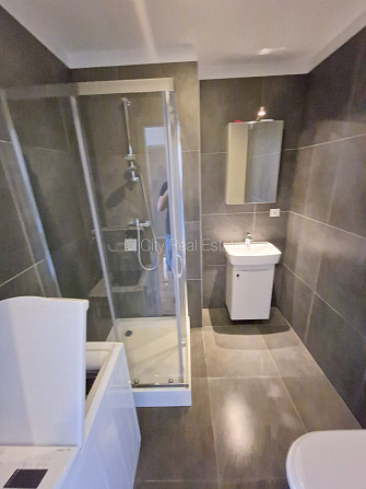 Fasādes māja, ieeja no ielas, ir lifts, kāpņu telpa pēc kosmētiskā remonta, logi vērsti uz Rīga - foto 13