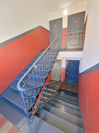 Fasādes māja, ieeja no ielas, ir lifts, kāpņu telpa pēc kosmētiskā remonta, logi vērsti uz Rīga - foto 15