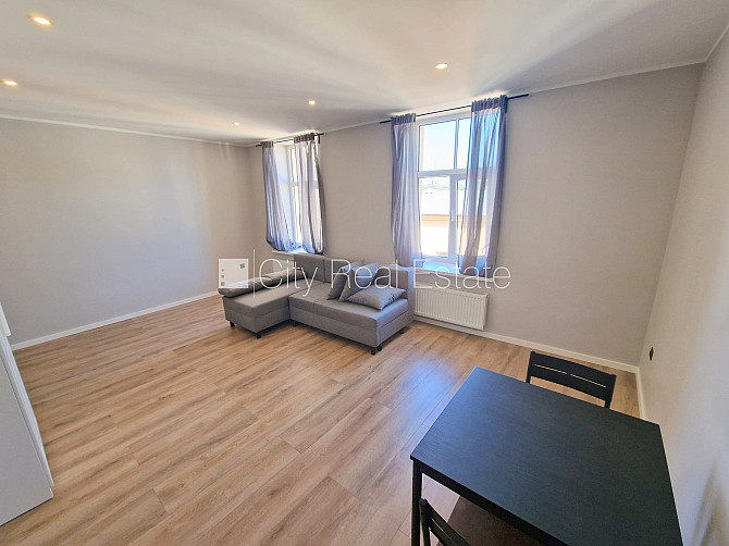 Fasādes māja, ieeja no ielas, ir lifts, kāpņu telpa pēc kosmētiskā remonta, logi vērsti uz Rīga - foto 10