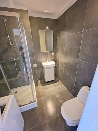 Fasādes māja, ieeja no ielas, ir lifts, kāpņu telpa pēc kosmētiskā remonta, logi vērsti uz Rīga - foto 14