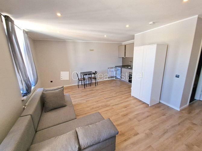 Fasādes māja, ieeja no ielas, ir lifts, kāpņu telpa pēc kosmētiskā remonta, logi vērsti uz Rīga - foto 7