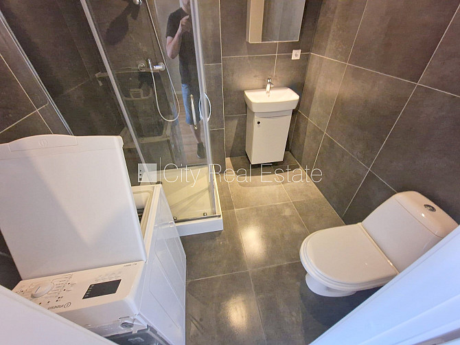 Fasādes māja, ieeja no ielas, ir lifts, kāpņu telpa pēc kosmētiskā remonta, logi vērsti uz Rīga - foto 12