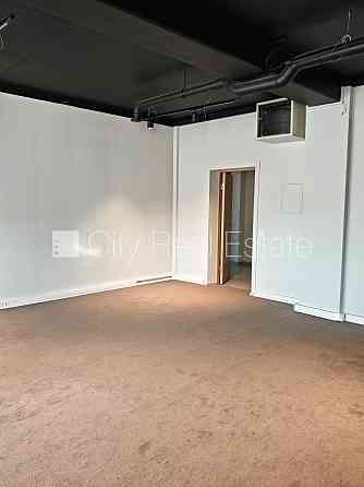 Фасадный дом, реновированный дом, закрытый двор, вход с улицы и со двора, лифт, Rīga