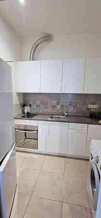 Фасадный дом, лестничная клетка после косметического ремонта, окна выходят во Rīga