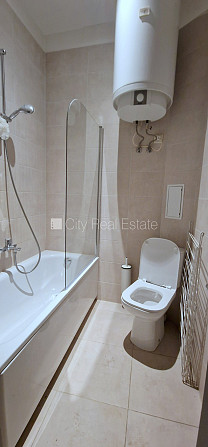 Fasādes māja, kāpņu telpa pēc kosmētiskā remonta, logi vērsti uz pagalma pusi, viena istaba Rīga - foto 12