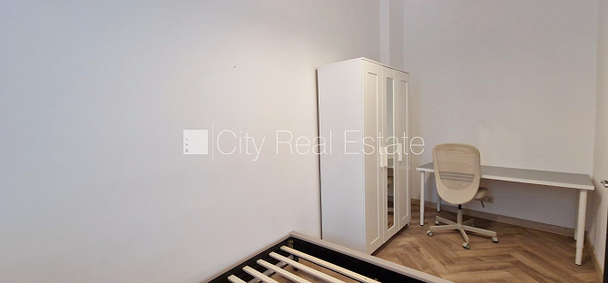 Fasādes māja, kāpņu telpa pēc kosmētiskā remonta, logi vērsti uz pagalma pusi, viena istaba Rīga - foto 5