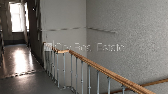 Fasādes māja, kāpņu telpa pēc kosmētiskā remonta, logi vērsti uz pagalma pusi, viena istaba Rīga - foto 14