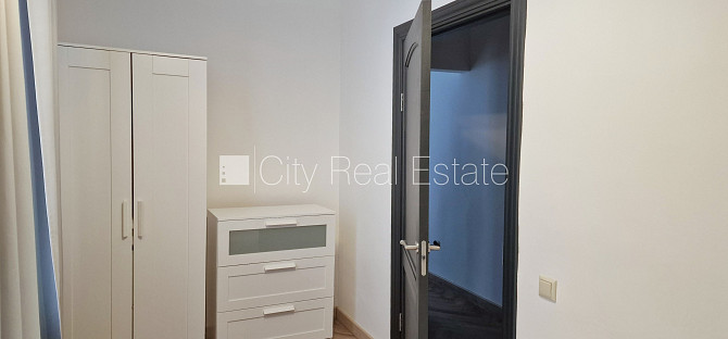 Fasādes māja, kāpņu telpa pēc kosmētiskā remonta, logi vērsti uz pagalma pusi, viena istaba Rīga - foto 10