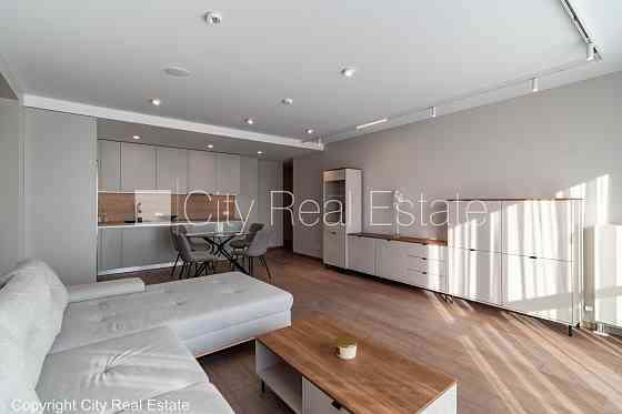 Фасадный дом, реновированный дом, въездные ворота оснащены автоматической Rīga