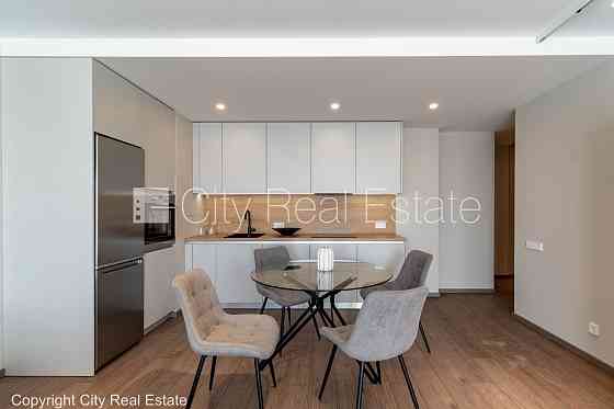 Фасадный дом, реновированный дом, въездные ворота оснащены автоматической Rīga