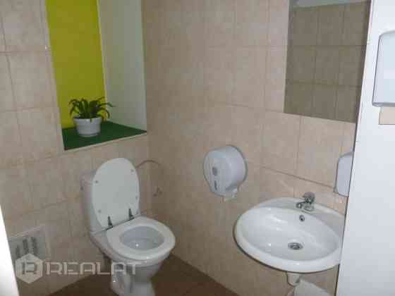 Pārdod investīciju objektu Jūrmalas centrā. Divas ēkas uz Jomas ielas. Pirmā ēka - trīs stāvu ar kop Юрмала