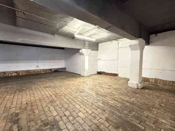 Darbnīcas/noliktavas telpas vēsturiskajā Rīgas Kinostudijas ēkā.  Plašas telpas, kas sastāv no 4 ats Рига