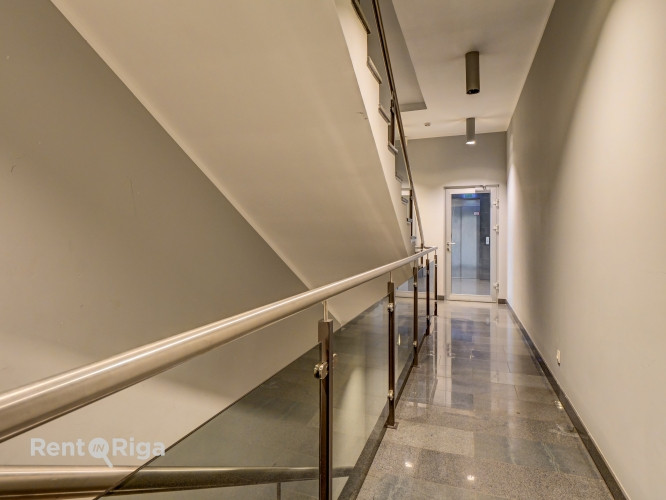 B klases birojs ar panorāmas skatu uz Daugavu  Mūkusalas ielā.  Iznomā mūsdienīgas B klases Rīga - foto 7