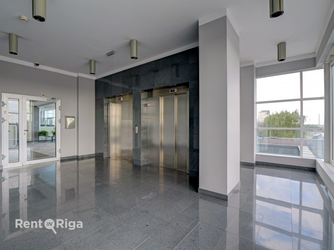 B klases birojs ar panorāmas skatu uz Daugavu  Mūkusalas ielā.  Iznomā mūsdienīgas B klases Rīga - foto 5