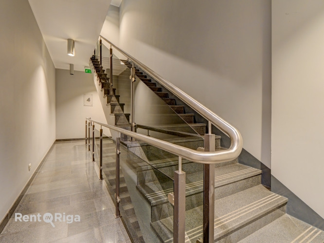 B klases birojs ar panorāmas skatu uz Daugavu  Mūkusalas ielā.  Iznomā mūsdienīgas B klases Rīga - foto 8