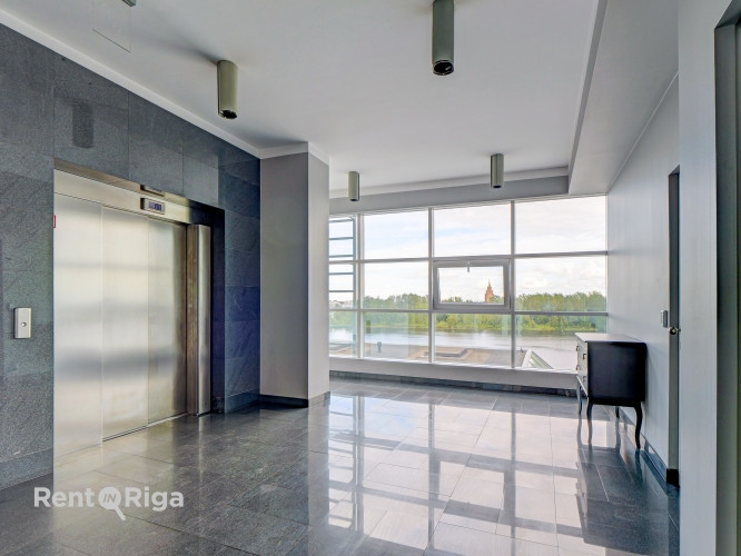 B klases birojs ar panorāmas skatu uz Daugavu  Mūkusalas ielā.  Iznomā mūsdienīgas B klases Rīga - foto 4