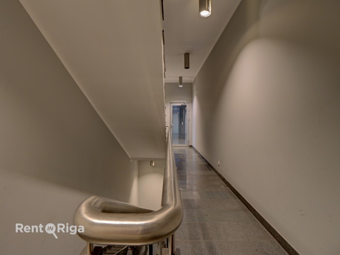 B klases birojs ar panorāmas skatu uz Daugavu  Mūkusalas ielā.  Iznomā mūsdienīgas B klases Rīga - foto 9