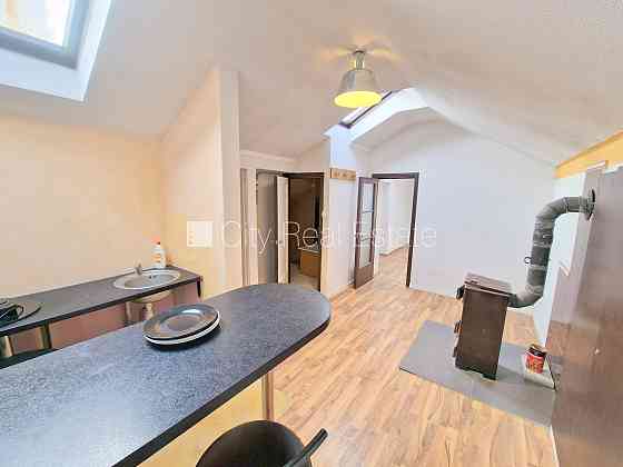 Фасадный дом, закрытый двор, вход с улицы, мансарда, лестничная клетка после Рига