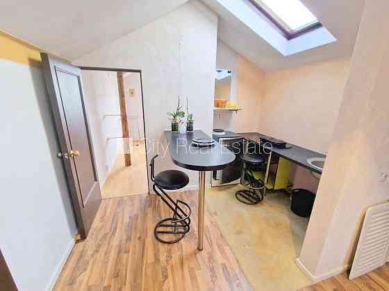 Фасадный дом, закрытый двор, вход с улицы, мансарда, лестничная клетка после Рига