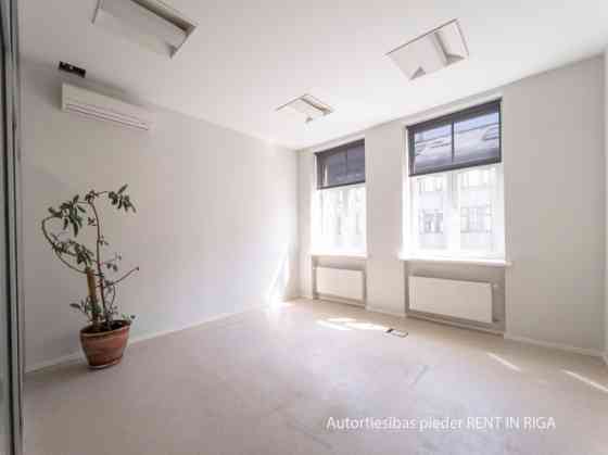 Gaišas un reprezentablas biroja telpas Rīgas aktīvajā centrā  Elizabetes ielā!  Nomai tiek piedāvāta Rīga