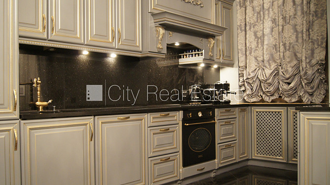 Fasādes māja, iespēja nomāt autostāvvietu, ieeja no ielas, kāpņu telpa pēc kapitālā Rīga - foto 12