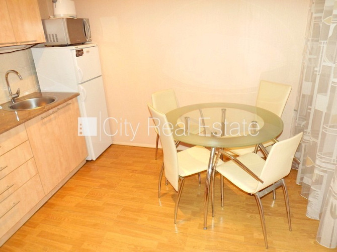 Renovēta māja, ir lifts, guļamistabu skaits 1 gab., studio tipa, virtuve apvienota ar Rīga - foto 9