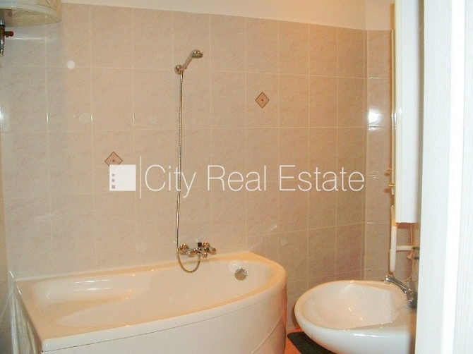 Renovēta māja, ir lifts, guļamistabu skaits 1 gab., studio tipa, virtuve apvienota ar Rīga - foto 12