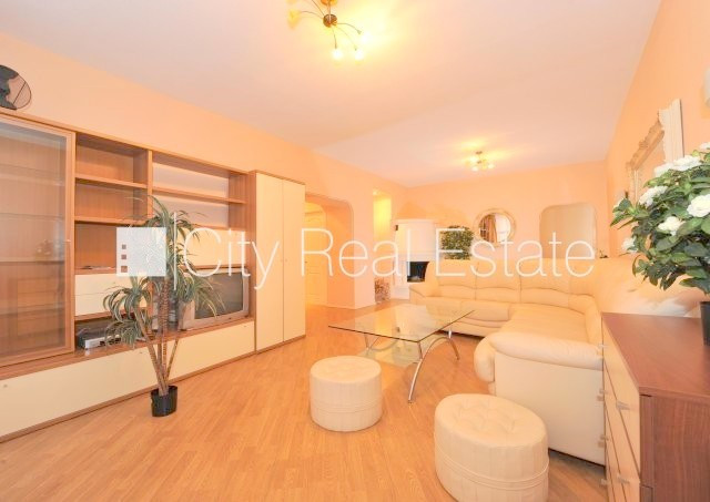 Renovēta māja, ir lifts, guļamistabu skaits 1 gab., studio tipa, virtuve apvienota ar Rīga - foto 1