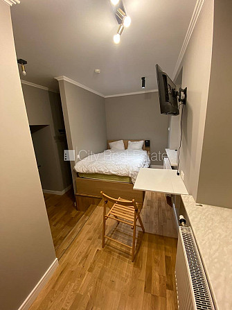 Fasādes māja, ieeja no ielas, kāpņu telpa pēc kapitālā remonta, logi vērsti uz pagalma Rīga - foto 1