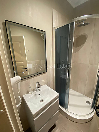 Fasādes māja, ieeja no ielas, kāpņu telpa pēc kapitālā remonta, logi vērsti uz pagalma Rīga - foto 5