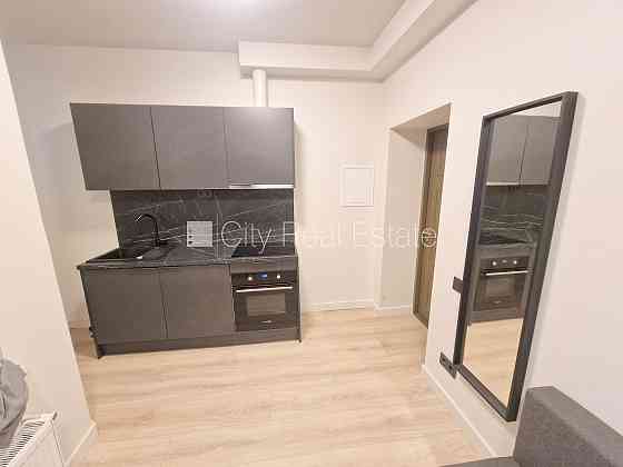 Фасадный дом, реновированный дом, вход с улицы, лифт, лестничная клетка после Рига