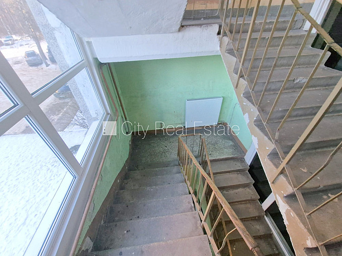 Zeme īpašumā, fasādes māja, ieeja no ielas, ir lifts, kāpņu telpa pēc kosmētiskā remonta, Rīgas rajons - foto 15