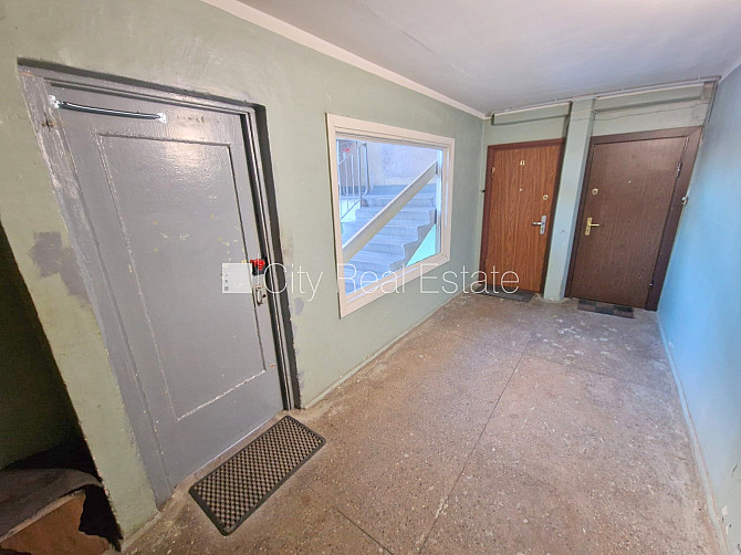 Zeme īpašumā, fasādes māja, ieeja no ielas, ir lifts, kāpņu telpa pēc kosmētiskā remonta, Rīgas rajons - foto 14