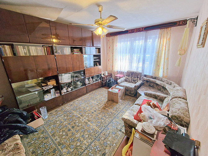 Zeme īpašumā, fasādes māja, ieeja no ielas, ir lifts, kāpņu telpa pēc kosmētiskā remonta, Rīgas rajons - foto 1