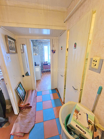 Zeme īpašumā, fasādes māja, ieeja no ielas, ir lifts, kāpņu telpa pēc kosmētiskā remonta, Rīgas rajons - foto 7