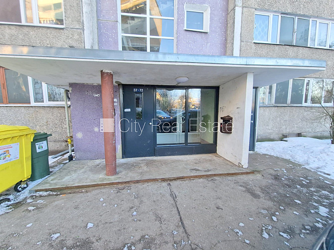 Zeme īpašumā, fasādes māja, ieeja no ielas, ir lifts, kāpņu telpa pēc kosmētiskā remonta, Rīgas rajons - foto 17