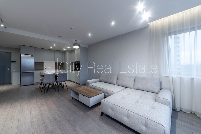 Новостройка, энергоэффективный дом, территория обнесена забором, возможность Рига - изображение 1