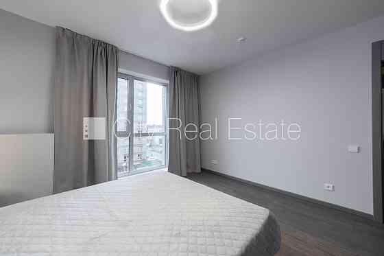 Новостройка, энергоэффективный дом, территория обнесена забором, вход с улицы, во Рига