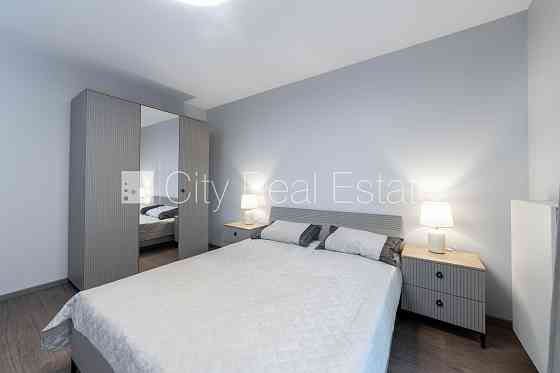 Новостройка, энергоэффективный дом, территория обнесена забором, вход с улицы, во Рига