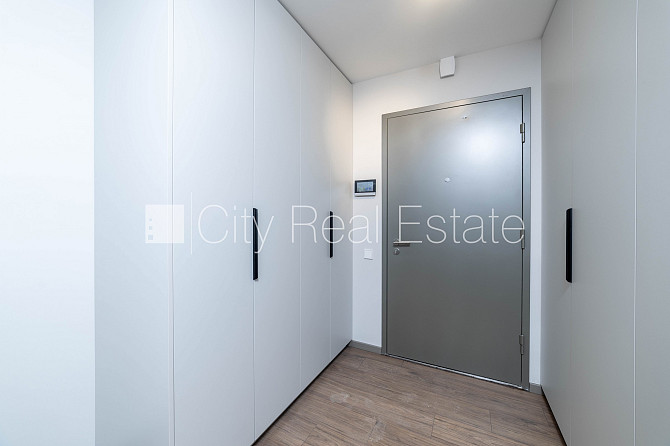 Новостройка, энергоэффективный дом, территория обнесена забором, вход с улицы, во Рига - изображение 15