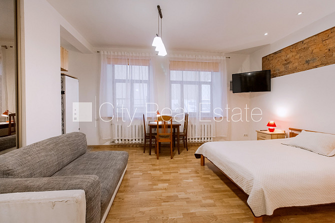 Pagalma māja, renovēta māja, slēgts pagalms, pagalmā bērnu spēļu laukums, kāpņu telpa Rīga - foto 4