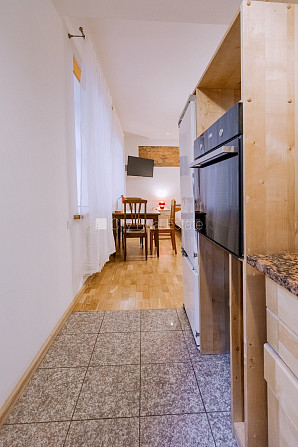 Pagalma māja, renovēta māja, slēgts pagalms, pagalmā bērnu spēļu laukums, kāpņu telpa Rīga - foto 16