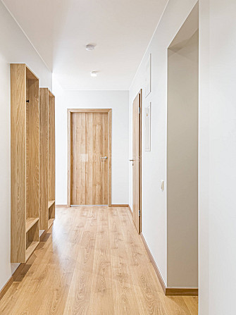 Новостройка, благоустроенный озеленённый двор, гараж на одну машину, лифт, Рига - изображение 12